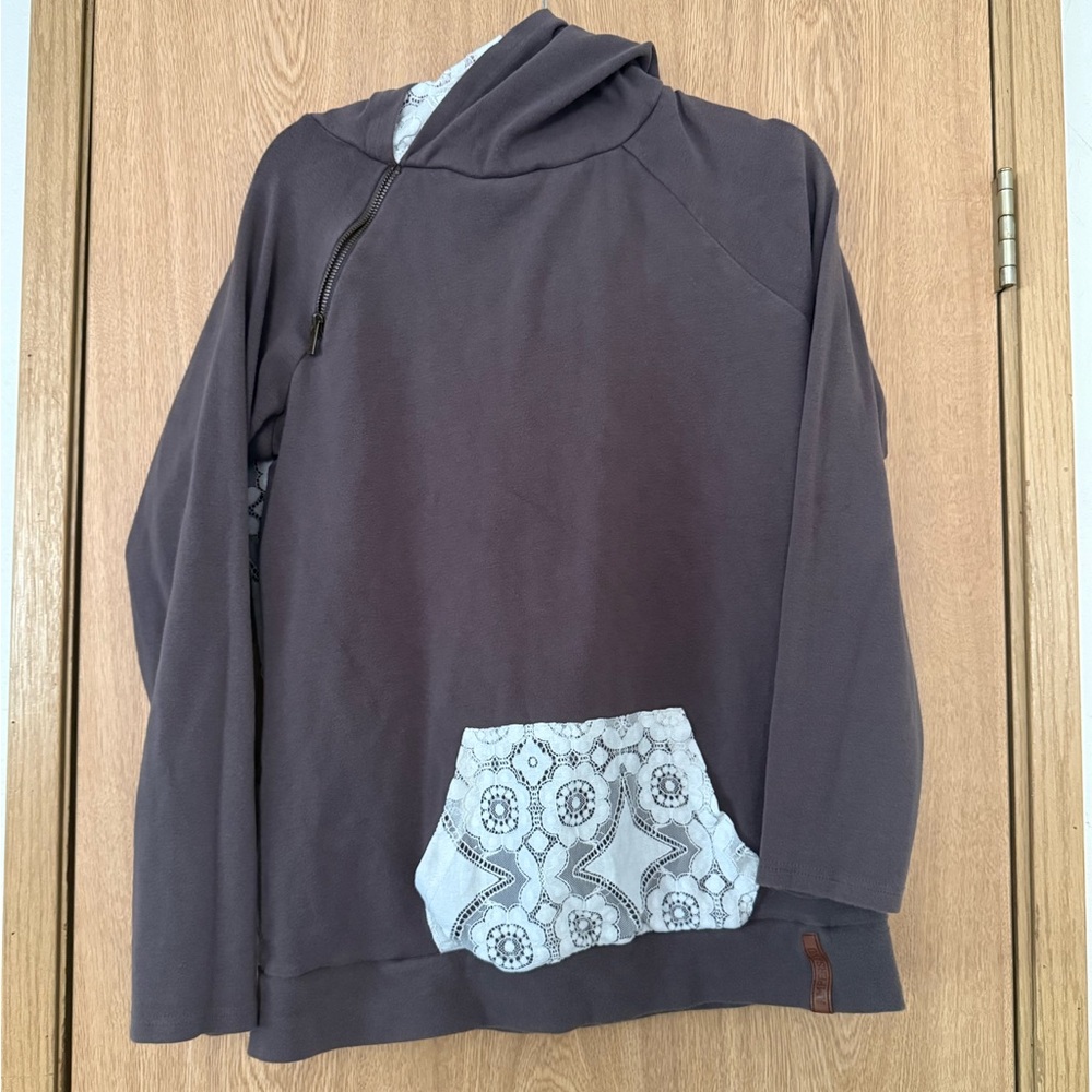 Source Unknown Gray Cowl Neck Sweater with Patterned Pocket
